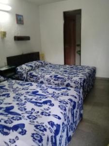 Łóżko lub łóżka w pokoju w obiekcie Hotel de los reyes
