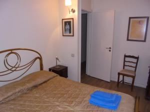 カミーニャにあるVaranda do Minhoのベッドルーム1室(青いタオル付きのベッド1台付)