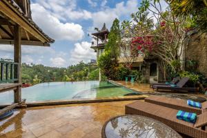 uma piscina numa villa com vista em Tirta Asri Ubud Villa em Ubud