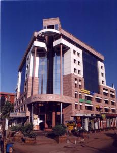 un grand bâtiment avec un centre commercial à l'avant dans l'établissement Keys Select by Lemon Tree Hotels, Malabar Gate, Kozhikode, à Kozhikode