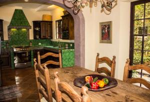 una cocina con una mesa con un plato de verduras. en Casa de la Mañana, en San Miguel de Allende