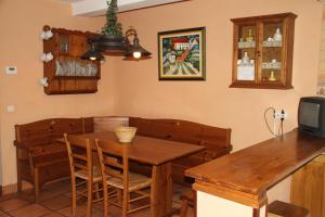 - une salle à manger avec une table et des chaises en bois dans l'établissement Casa Rural La Torre De Babel, à Molinaseca