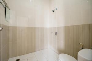 Koupelna v ubytování RedDoorz Syariah near Lahat Station + 28 fotografií
