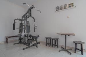 Fitness centrum a/nebo fitness zařízení v ubytování RedDoorz Plus near Alun Alun Kuningan
