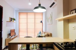 Η κουζίνα ή μικρή κουζίνα στο Minimalist and Cozy Room 1BR Asatti Apartment By Travelio