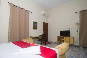 A bed or beds in a room at RedDoorz Plus Syariah near Alun Alun Sampang