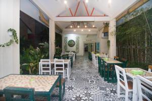A restaurant or other place to eat at RedDoorz Plus Syariah near Alun Alun Sampang