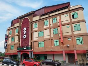 un edificio con coches estacionados frente a él en Rayyan Soffea Hotel en Kota Bharu