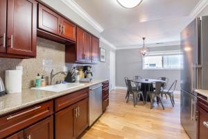 Η κουζίνα ή μικρή κουζίνα στο @ Marbella Lane Seaside Retreat, Walk to the Beach