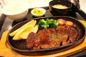 une assiette de nourriture avec de la viande et des légumes sur un plateau dans l'établissement Pal Annex Katsuyama (Love Hotel), à Miyakomachi