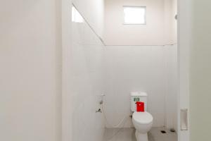 Koupelna v ubytování RedDoorz Plus Syariah @ Raya Nginden 2