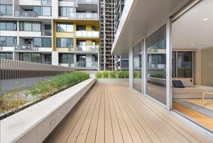 メルボルンにあるReadySet Apartments on Rose Laneの木製デッキ付きの建物のバルコニー