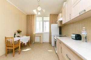 Kuchyň nebo kuchyňský kout v ubytování Прекрасная однокомнатная квартира с чудесным видом из окна