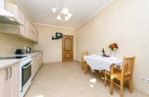 Kuchyň nebo kuchyňský kout v ubytování Прекрасная однокомнатная квартира с чудесным видом из окна + 2 fotografie