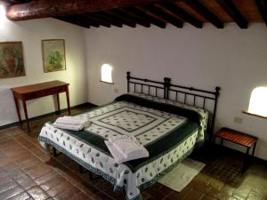 A bed or beds in a room at Fattoria Casa Sola