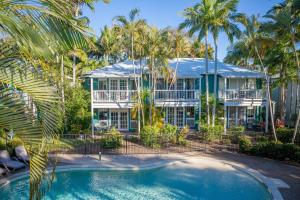 Bazén v ubytování Coral Beach Noosa Resort nebo v jeho okolí