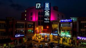 un grupo de edificios con letreros de neón en una ciudad por la noche en HAKO HOTEL (MOUNT AUSTIN), en Johor Bahru