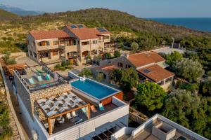 eine Luftansicht eines Hauses mit Pool in der Unterkunft Villa Ariel in Luštica