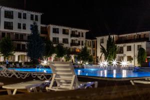 Bazén v ubytování Harmony Hills Kolevi Apartments nebo v jeho okolí