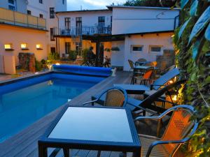 a table and chairs next to a swimming pool at Haus Alexander in Heringsdorf