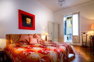 1 dormitorio con 1 cama con manta roja y naranja en Villa Cernobbio, en Cernobbio