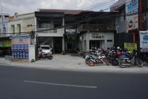 un grupo de motocicletas estacionadas al lado de una calle en RedDoorz Hostel @ Borobudur Street, en Blimbing