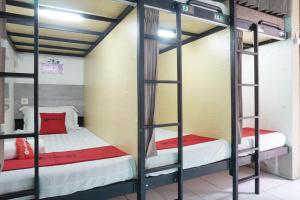 Tempat tidur dalam kamar di RedDoorz Hostel @ Borobudur Street