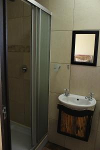 een badkamer met een douche en een wastafel bij African Adventures Accommodation in Joostenberg Vlakte +37 foto's