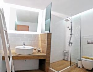 y baño con lavabo y espejo. en apus apartments, en Lefkada
