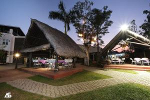 un restaurant avec des tables et des chaises en face d'un bâtiment dans l'établissement Balai Carmela, à Tuguegarao