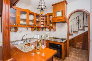 uma cozinha com dois copos de vinho num balcão em OHANA House in Caleta de Caballo em Caleta de Caballo