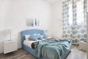 フィレンツェにあるMeadow Forty-Five - Sweet Dreams in Florenceのベッドルーム(青いベッド1台、カーテン付)