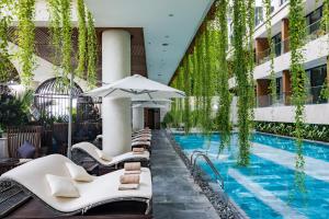 Bazén v ubytování New Orient Hotel Da Nang nebo v jeho okolí