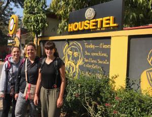 Housetel في جايبور: مجموعة نساء واقفات امام مبنى
