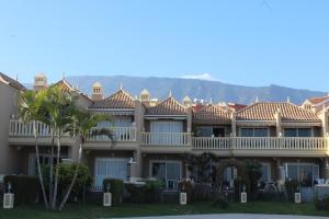 ein großes Haus mit einer umlaufenden Veranda in der Unterkunft Residenz TraumBlick in Puerto de la Cruz