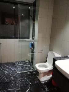 uma casa de banho com um WC, um chuveiro e um lavatório. em Seaview Landmark Studio Homestay at Gurney 无敌海景套房 em Tanjong Tokong