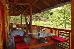 B&R Hostel Nagtabon的阳台或露台