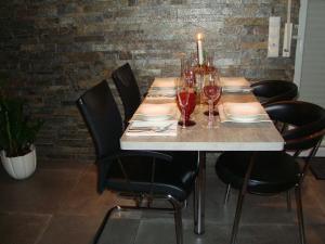 - une table avec des verres à vin et une bougie dans l'établissement Strandlust II, à Petersfeld