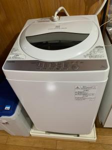 una lavadora en la planta superior en Vivian house en Tokio