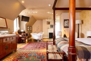 a bedroom with a bed and a bathroom with a tub at d'Parys in Bedford