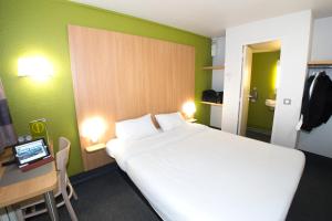 Postel nebo postele na pokoji v ubytování Kyriad Direct Poitiers - Gare du Futuroscope
