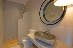 Koupelna v ubytování Varkotopi Villas