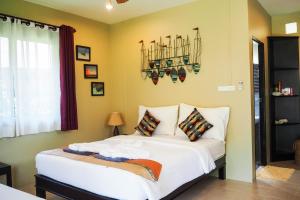 Un pat sau paturi într-o cameră la Lanta Castaway Beach Resort