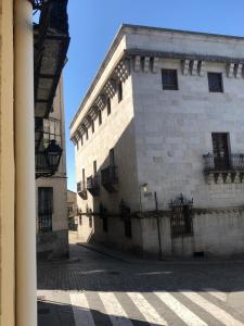 un gran edificio blanco con balcones en un lateral. en Casa Palacio Polentinos VUT-AV390, en Ávila
