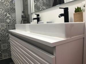 baño con lavabo blanco y 2 grifos en Casa Palacio Polentinos VUT-AV390, en Ávila 30 fotos más