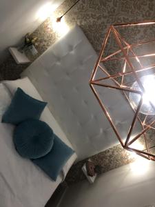 Un dormitorio con una cama con almohadas azules. en Casa Palacio Polentinos VUT-AV390, en Ávila