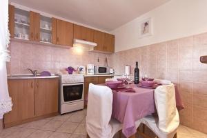 Kuchyň nebo kuchyňský kout v ubytování House Nikolina 526