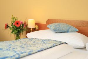 A bed or beds in a room at Hotel Bellevue Wien
