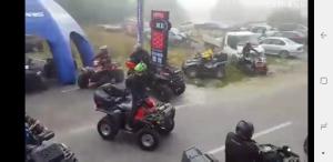 PROKLETIJE HOTELL Same في Brezojevica: مجموعة من سائقي الدرجات النارية يركبون الدراجات النارية