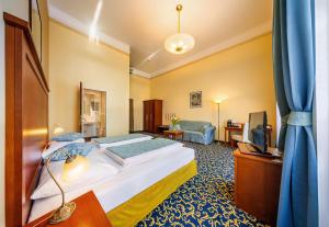 A bed or beds in a room at Hotel Bellevue Wien